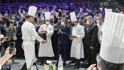 Lors de la dernière édition du Sirha Lyon, en 2021, le chef Davy Tissot, sacré Bocuse d'Or, avait présenté ses plats au président Emmanuel Macron. (JOEL PHILIPPON / MAXPPP)