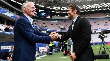 Bixente Lizarazu et Didier Deschamps, lors d'un match de l'équipe de France en 2018. (FRANCK FIFE / AFP)