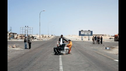 &quot;En Libye, la guerre, la route, les hommes, les traces. La longue route côtière entre Tripoli et Benghazi a servi aux offensives et contre-offensives successives des hommes de l’armée fidèle au Colonel Kadhafi face aux rebelles d’abord partis de Benghazi.&quot;
 (Laurent Van der Stockt)