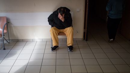 Le psychiatre Antoine Pelissolo craint une dégradation de la santé mentale des Français en raison de la crise économique liée au Covid-19. Photo d'illustration d'un hôpital psychiatrique. (LOIC VENANCE / AFP)