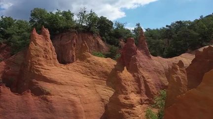 La France aussi a son Colorado, à des milliers de kilomètres des États-Unis. Il se trouve dans le Vaucluse. Dépaysement garanti. (France 2)