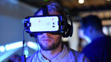 Le casque de réalité virtuelle offre une immersion totale des sens
 (DAVE KOTINSKY / GETTY IMAGES NORTH AMERICA / AFP)