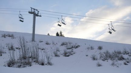 Des remontées mécaniques fermées, le 26 décembre 2020 à La Clusaz (Haute-Savoie). (GIACOMO ITALIANO / HANS LUCAS / AFP)