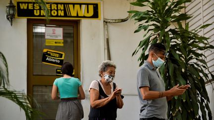 Des Cubains sont venus récupérer leur dernière "remesa" envoyée par leurs parents à l'étranger avant la fermeture définitive des bureaux de la Western Union, le 29 octobre 2020. (YAMIL LAGE / AFP)