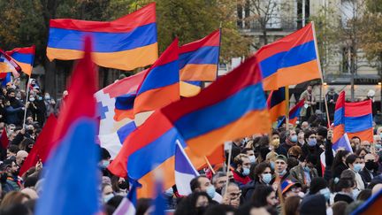 Manifestation des Arméniens de France à Paris le 25 octobre 2020. (VINCENT ISORE / MAXPPP)