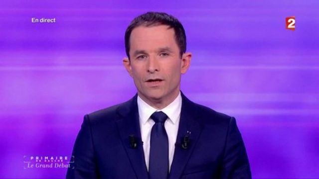 "Respecter les règles, c'est commencer par respecter le programme sur lequel on a été élu", tacle Benoît Hamon.