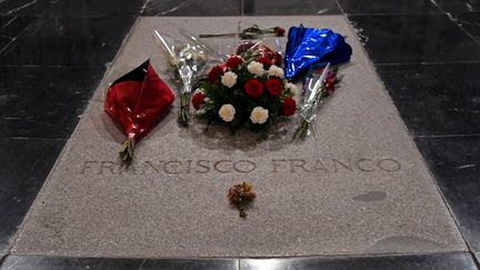 La tombe de Francisco Franco, le 3 juillet 2018, à San Lorenzo de El Escorial, en Espagne. (OSCAR DEL POZO / AFP)