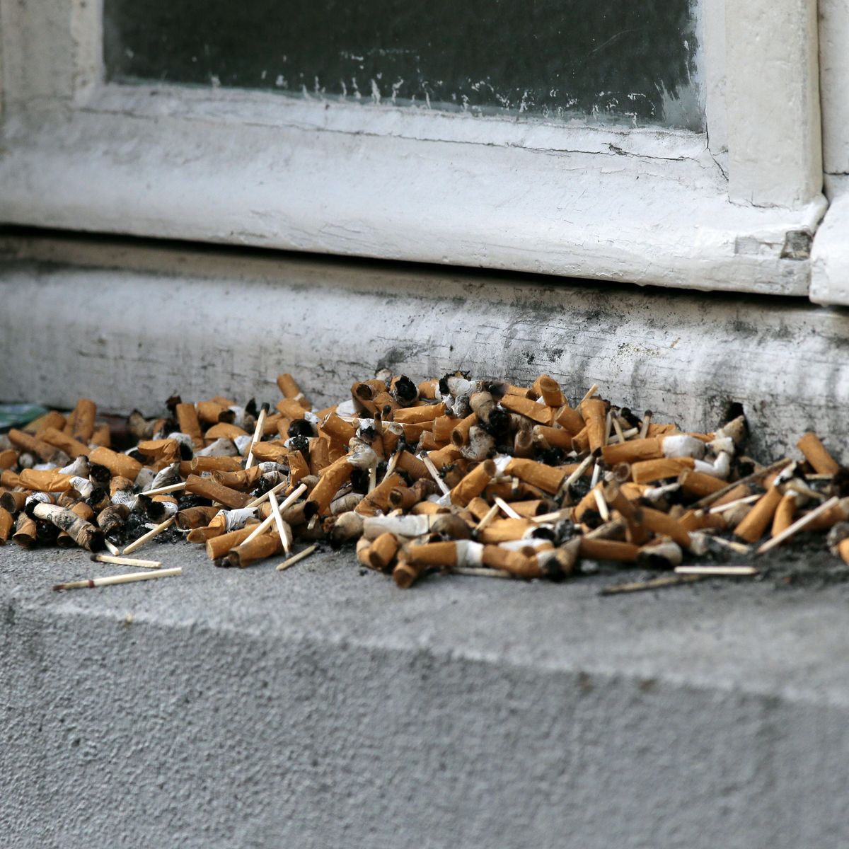 Un Megot De Cigarette C Est 500 Litres D Eau Pollues Previent L Association De Defense Des Oceans Surfrider Europe