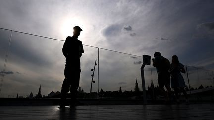 Des personnes visitent le parc Zariadié de Moscou, à proximité du Kremlin, le 25 juin 2023. (NATALIA KOLESNIKOVA / AFP)