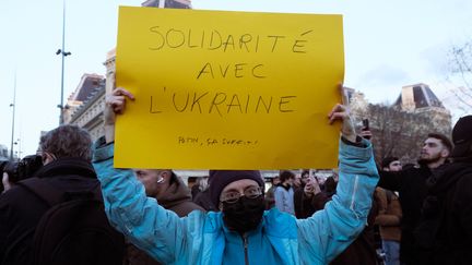 Une pancarte&nbsp;portant un message de soutien à l'Ukraine lors d'un&nbsp;rassemblement organisé à Paris, le 24 février 2022. (ANNA MARGUERITAT / HANS LUCAS / AFP)