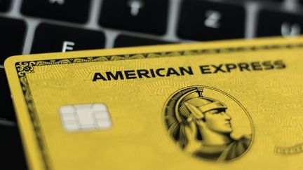 Une carte American express Gold  sur un clavier dans un bureau (photo d'illustration). (SILAS STEIN / DPA)