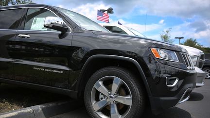 Une Jeep Cherokee est gar&eacute;e sur le parking d'un concessionnaire, le 24 juillet 2015, &agrave; Miami (Etats-Unis).&nbsp; (JOE RAEDLE / GETTY IMAGES / AFP)