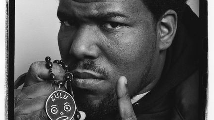 Cet homme a eu un rôle moteur dans l'architecture et le déploiement du mouvement hip-hop à New York puis dans le monde, et en particulier en France. Leader dans les années 70 des Black Spades, un gang du Bronx, Afrika Bambaataa devient pacifiste et lance d'abord en tant que dj des "block parties" (fêtes de rue) pour occuper les jeunes de son quartier laissé à l'abandon et gangrené par la violence. Il fonde ensuite la Zulu Nation dont l'objectif est de transformer l'aspect belliqueux des gangs en énergie positive et établit ce faisant les tables de la loi du hip-hop. Son mouvement réunit sous une même bannière quatre disciplines avec des dj's, des mc, des danseurs et des graffeurs. Au début des années 80, Afrika Bambaataa crée une branche française de la Zulu Nation qui va rapidement prospérer : moins d'une décennie plus tard,  elle est la branche la plus importante du mouvement après celle du Bronx.
 (Laura Levine)