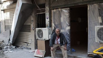 Un homme blessé près de l'hôpital Dar al-Shifa après un bombardement par les forces du régime syrien. (AFP PHOTO / FABIO BUCCIARELLI)