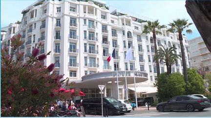 Lundi 16 mai, les festivaliers s’affairent pour que tout soit parfait à Cannes (Alpes-Maritimes), à la veille de l’ouverture du Festival. Dans les hôtels et les restaurants, le personnel s’occupe des derniers préparatifs.&nbsp; (FRANCE 3)