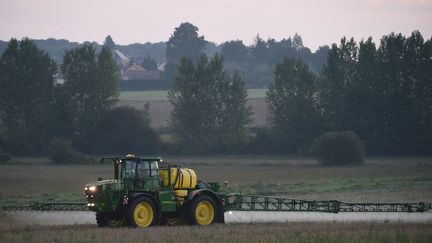 Un agriculteur épand du glyphosate "Roundup 720", un pesticide, dans la Sarthe, en septembre 2019. (JEAN-FRANCOIS MONIER / AFP)