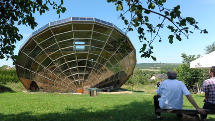 Le premier Heliodome construit par son inventeur&nbsp;Éric Wasser en 2013 en Alsace. (FREDERICK FLORIN / AFP)