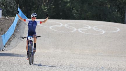 Loana Lecomte s'impose lors du test event des JO 2024 de VTT, à Elancourt, le 24 septembre 2023. (THOMAS SAMSON / AFP)