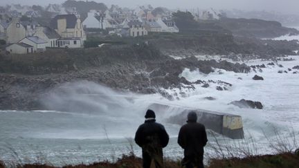 Deux hommes observent la houle lors du passage de la temp&ecirc;te Dirk &agrave; Pors Poulhan (Finist&egrave;re). (  MAXPPP)