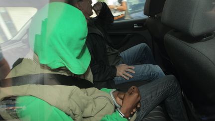 Ahmed A., le ravisseur pr&eacute;sum&eacute; de Rifki, dans une voiture de police &agrave; Libourne (Gironde), le 16 ao&ucirc;t 2015. (MAXPPP)