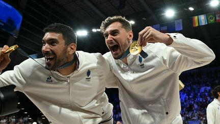 Nicolas le Goff (à gauche) et Jean Patry (à droite), après leur victoire au volleyball en finale des Jeux olympiques de Paris 2024. (NATALIA KOLESNIKOVA / AFP)