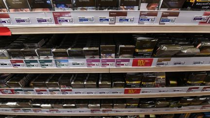 Des rayons de paquets de cigarettes dans un bureau de tabac à Angers (Maine-et-Loire), le 2 mai 2018. (MAXPPP)