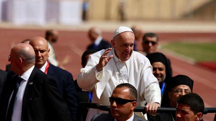 Le pape célèbre la messe au Caire et fustige l'extrémisme.