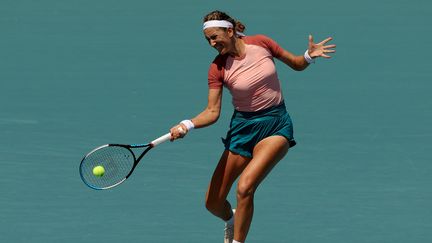 La Biélorusse Victoria Azarenka lors de son match face à la Tchèque Linda Fruhvirtovà, lors&nbsp;du tournoi de Miami le 27 mars 2022, à Miami Gardens, en Floride. (MATTHEW STOCKMAN / GETTY IMAGES NORTH AMERICA / AFP)