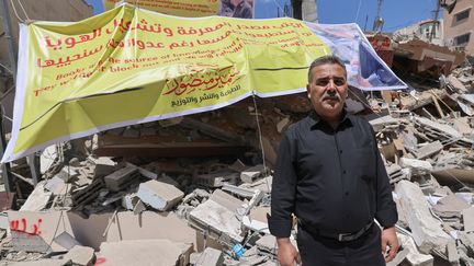 Samir Mansour devant sa librairie bombardée à Gaza, le 22 mai 2021. (EMMANUEL DUNAND / AFP)