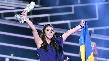 La chanteuse ukrainienne Jamala brandit le trophée de l'Eurovision 2016.
 (Martin Meissner/AP/SIPA)