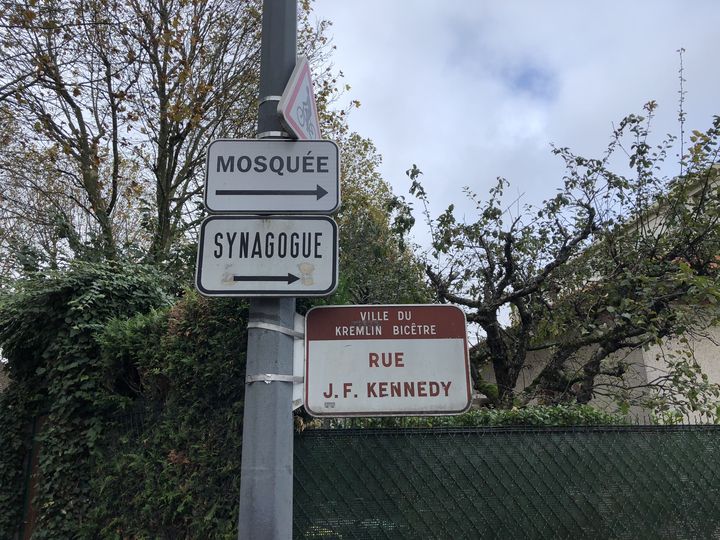 Au Kremlin-Bicêtre (Val-de-Marne), la mosquée et la synagogue sont situées dans la même rue. (RAPHAEL GODET / FRANCEINFO)