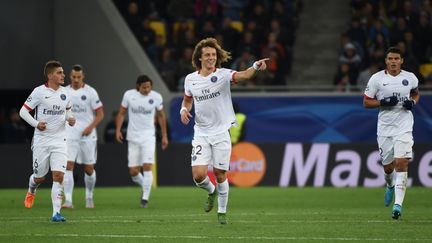 Le joueur du PSG David Luiz c&eacute;l&egrave;bre son but face au&nbsp;Shakhtar Donetsk, &agrave; Lviv (Ukraine), le 30 septembre 2015. (PASCAL GUYOT / AFP)