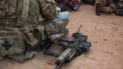 Un soldat de la Mission des Nations unies pour la stabilisation au Mali (Minusma) s'entretient avec des villageois maliens pr&amp;egrave;s de Menaka, dans le nord-est, le 28 octobre 2021. (FLORENT VERGNES / AFP)