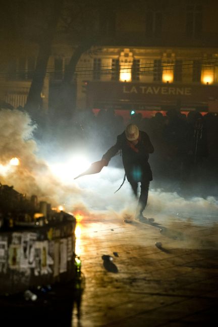 Évacuation de la place de la République dans la nuit du 28 avril.&nbsp; (ALAIN JOCARD / AFP)