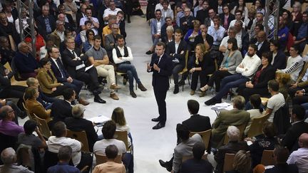 Emmanuel Macron face aux Français à Rodez, lors du débat sur la réforme des retraites, le 3 octobre 2019. (ERIC CABANIS / POOL)