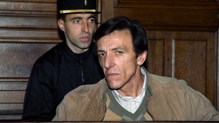 L'écrivain français Serge Livrozet le 13 novembre 1989, lors de sa comparution devant la cour d'assises de Paris pour contrefaçon de billets, une affaire dans laquelle il fut acquitté. (JEAN-LOUP GAUTREAU / AFP)