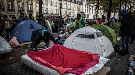 Des migrants soudanais installés avenue de Flandres, dans le 19e arrondissement de Paris, le 28 otcobre. (PHILIPPE LOPEZ / AFP)