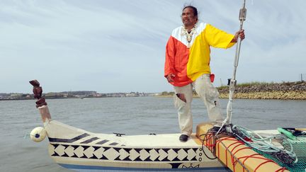 Ismael Patu-Huukena, le 16 avril 2013 &agrave; Bayonne (Pyr&eacute;n&eacute;es-Atlantiques), sur la pirogue "Te Hono". (GAIKZA IROZ / AFP)