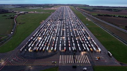 Des camions de marchandises garés sur le tarmac de l'aéroport de Manston (Royaume-Uni), près de Douvres,&nbsp;le 22 décembre 2020, en attendant la réouverture de la frontière française. (WILLIAM EDWARDS / AFP)