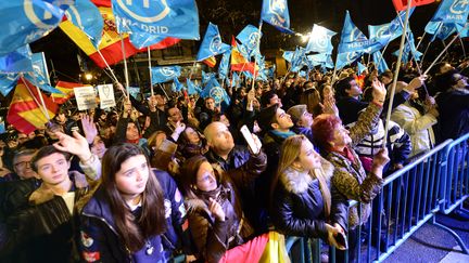 Des électeurs du Parti populaire devant le siège du PP&nbsp;de Mariano Rajoy, dimanche 20 décembre 2015.&nbsp; (JOSE JORDAN / AFP)