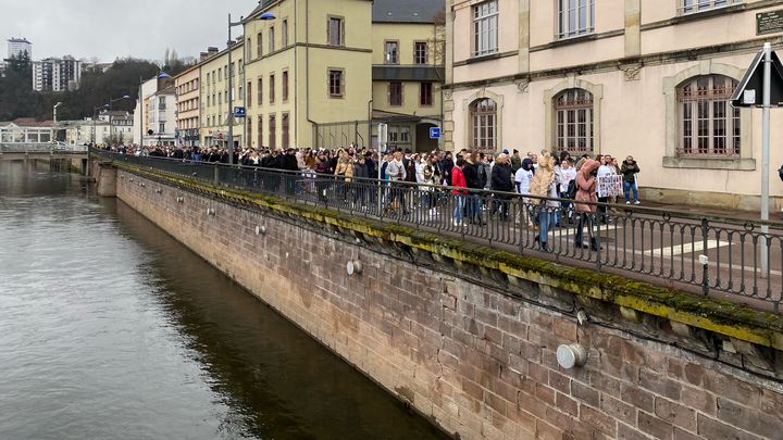 La famille de Lucas mais aussi beaucoup de parents avec leurs enfants et des élèves du collège Louis Armand à Golbey où l'adolescent était scolarisé, ont participé à une marche blanche à Epinal, dimanche 5 février 2023. (BORIS LOUMAGNE / FRANCEINFO)