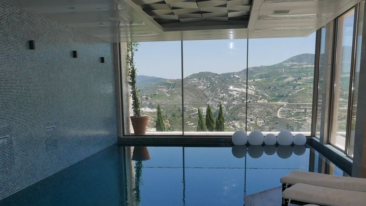 Moment de détente à la piscine de la cave OenouYi (Ktima Vassiliades) à Omodos, qui organise des dégustations,&nbsp;dans la région des villages à vin, sur les contreforts du Mont&nbsp;Troodos dominé par le Mont Olympe.&nbsp; (EMMANUEL LANGLOIS/FRANCEINFO)