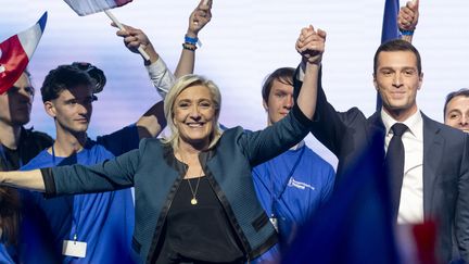 Marine Le Pen, députée sortante du Pas-de-Calais, et Jordan Bardella, président du Rassemblement national, le 2 juin 2024 lors d'un meeting à Paris. (SERGE TENANI / HANS LUCAS / AFP)