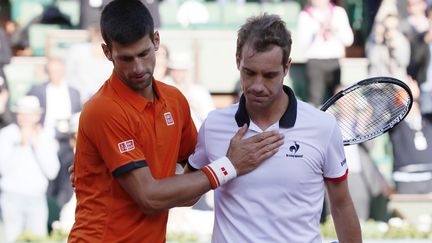 Richard Gasquet (à droite), après son élimination face à Novak Djokovic, en 8e de finale. (PATRICK KOVARIK / AFP)