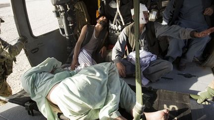 Les quatre Afghans sont installés à l’intérieur de l'UH-60 Black Hawk. (AFP PHOTO / BEHROUZ MEHRI )