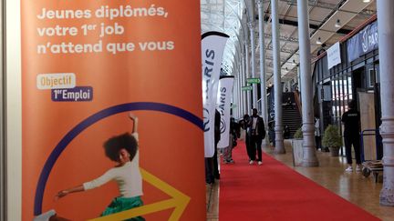 Le salon pour l'emploi des jeunes à Paris, le 22 mars 2022. (BRUNO LEVESQUE / MAXPPP)