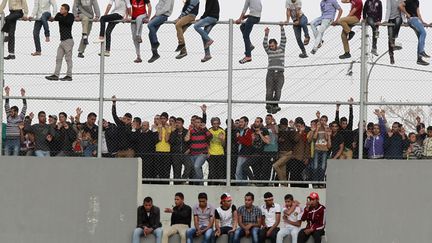 Des supporters jordaniens assistent au match qualificatif de leur &eacute;quipe pour la Coupe du monde&nbsp;de football qui rencontre le Japon &agrave; Amman (Jordanie), le 26 mars 2013. (MUHAMMAD HAMED / REUTERS)