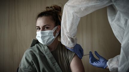 Une femme reçoit une injection de vaccin contre le Covid-19, à Bordeaux, le 26 mai 2021. (PHILIPPE LOPEZ / AFP)