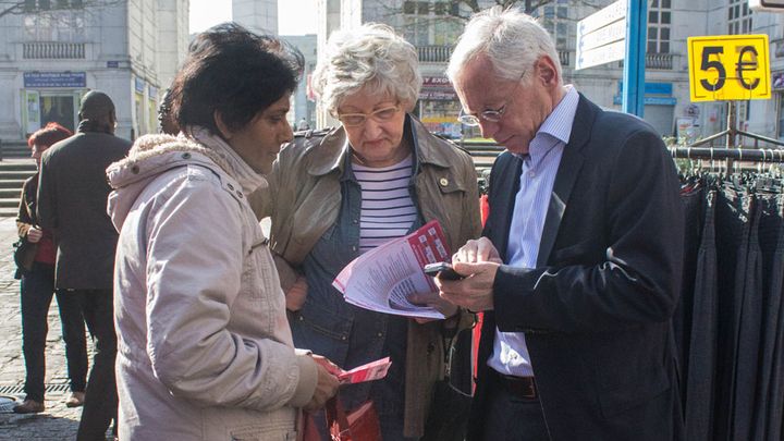 Jean-Paul Jeandon sur le march&eacute; de Cergy Saint-Christophe (Val-d'Oise), le 12 mars 2014. (VIOLAINE JAUSSENT / FRANCETV INFO)