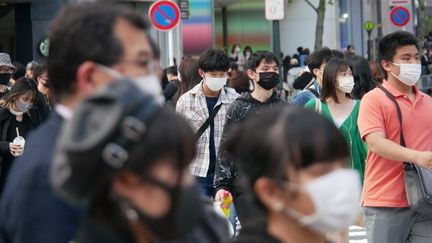 Des passants portent des masques de protection contre le nouveau coronavirus, le 2 mai 2022&nbsp;à Tokyo (Japon). (KARYN NISHIMURA / RADIO FRANCE)